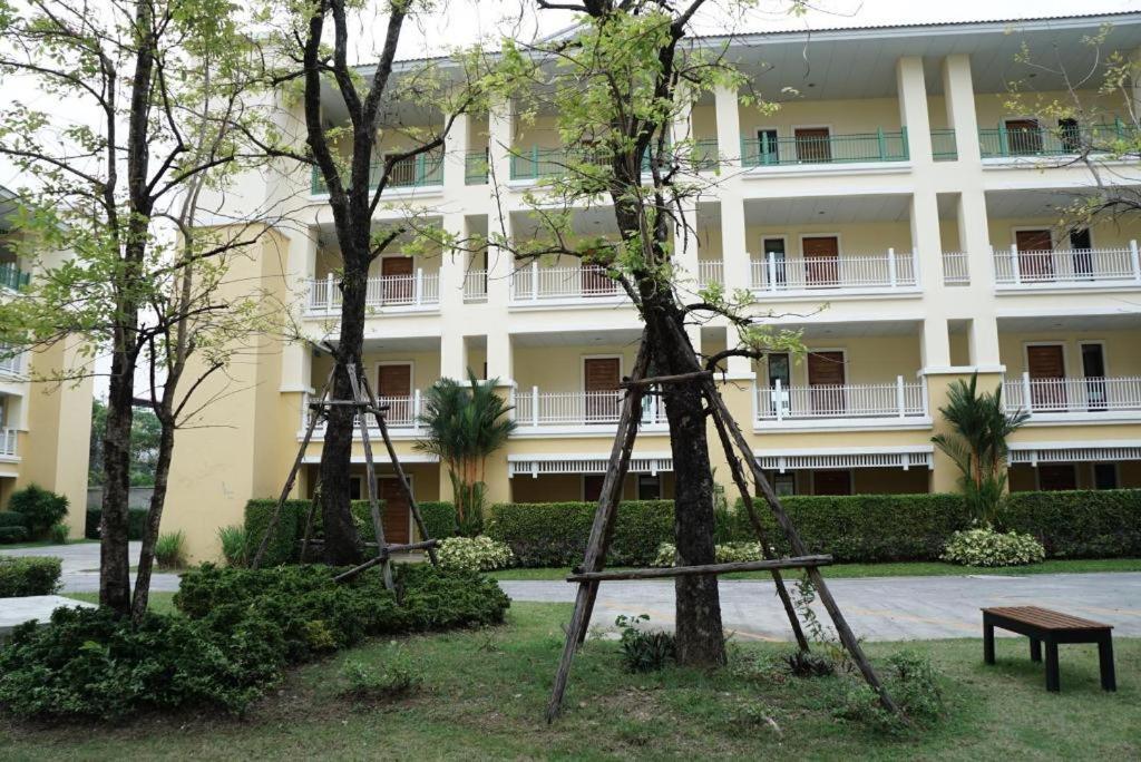 The One Residence Hotel Bangkok Exterior photo