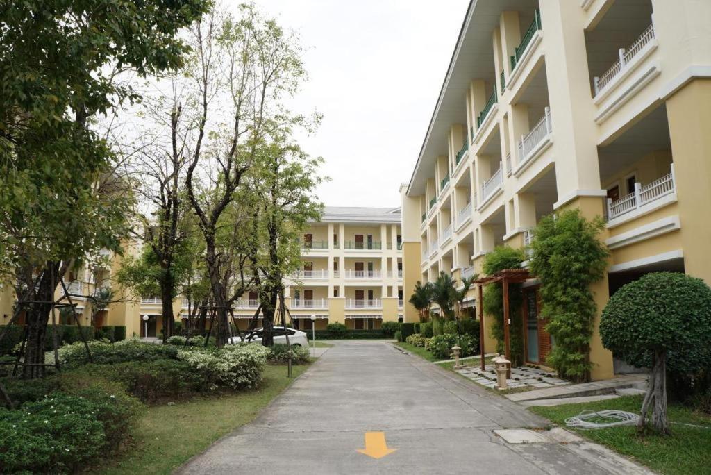 The One Residence Hotel Bangkok Exterior photo